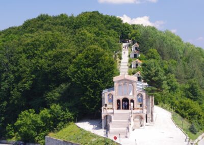 Храмът